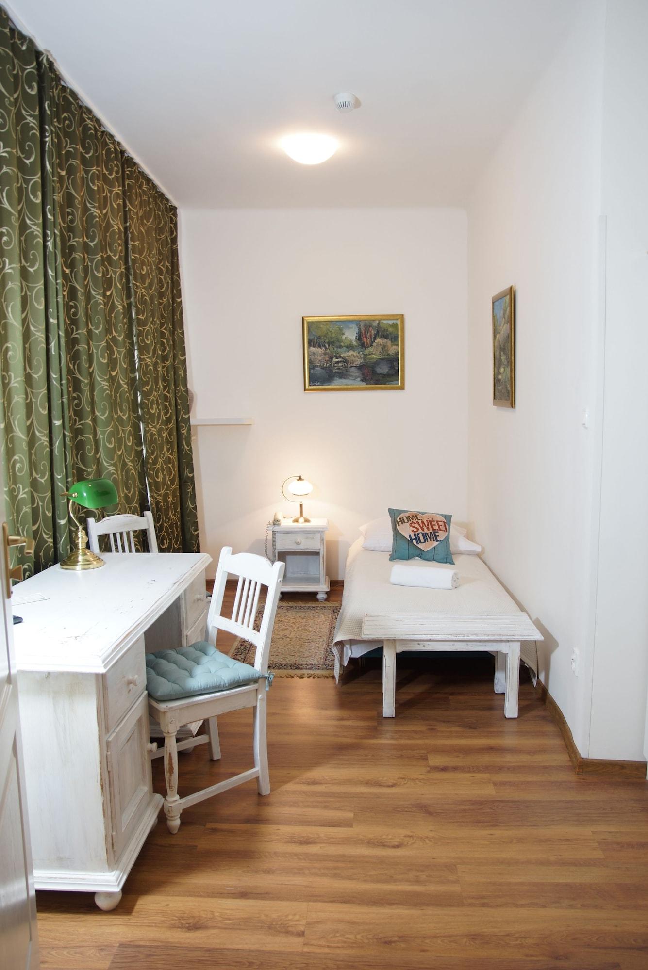 Goscinne Dom Literatury 3* Varšava
