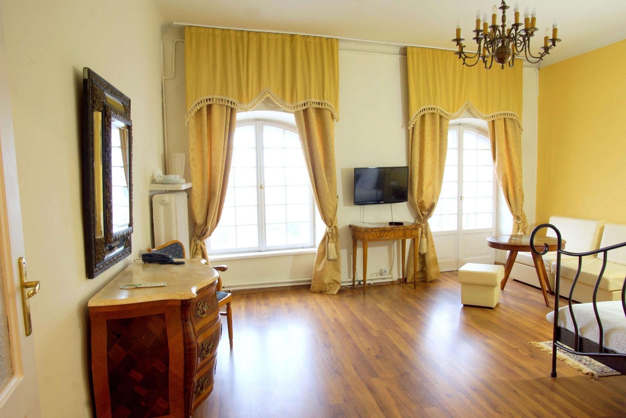 Goscinne Dom Literatury Bed & Breakfast 3*