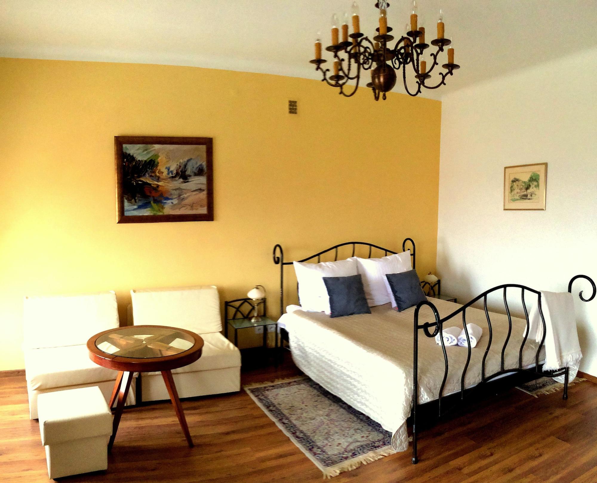 Goscinne Dom Literatury Bed & Breakfast Varšava