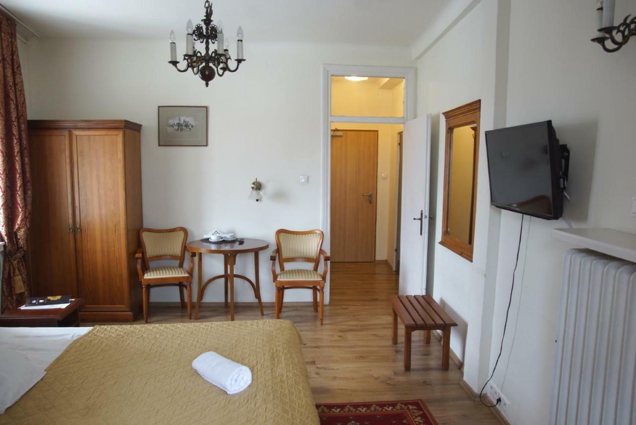Bed & Breakfast Goscinne Dom Literatury Varšava